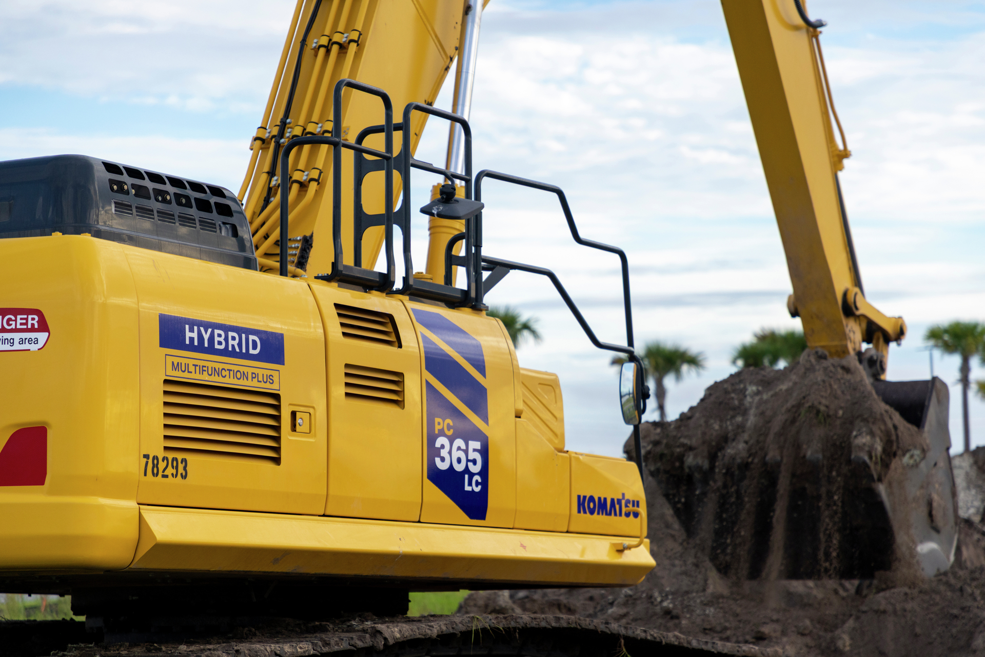 KOMATSU コマツ HB365LC pc210-11 Komatsu's new PC365LC-11 excavator takes performance, operator
